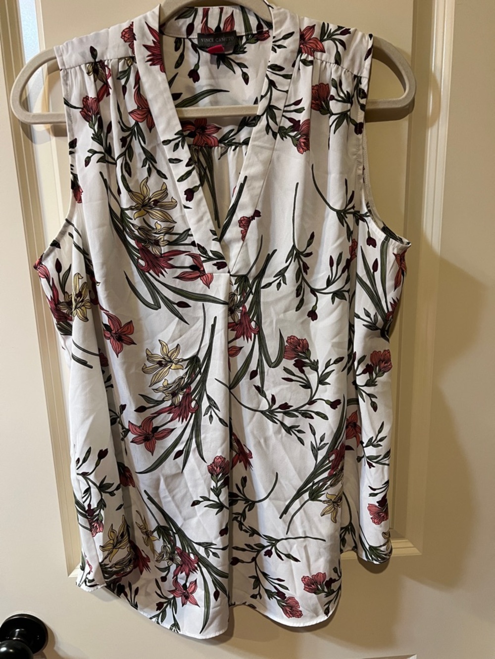 Vince Camuto White Sleeveless V-Neck Floral Blouse pink/purple flowers H109